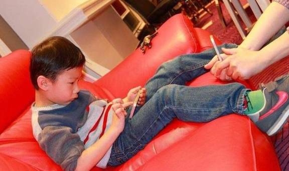 三千华为什么手机最好
:孩子沉迷手机怎么办？很多家长爱这样做，孩子反而更叛逆了